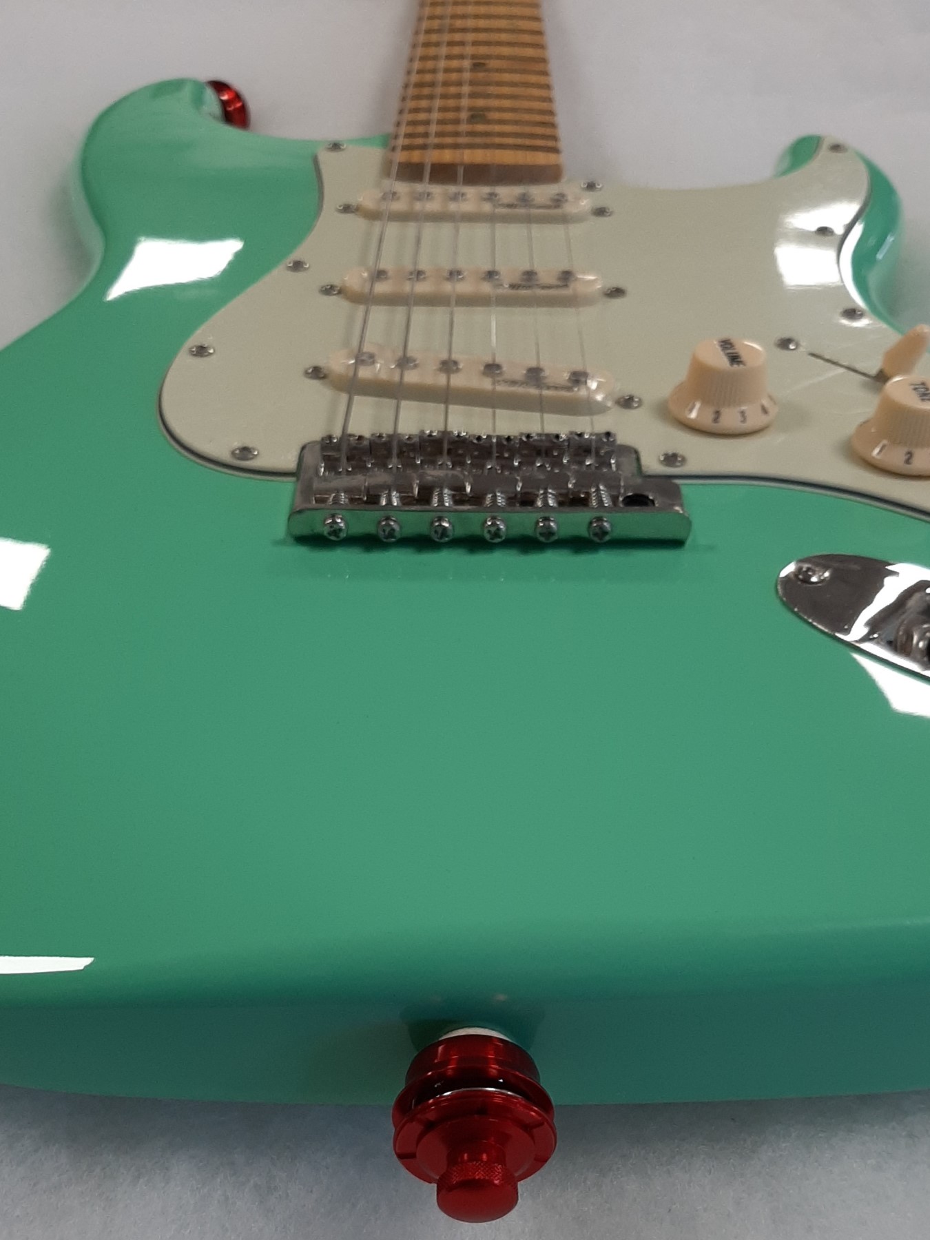 Hennessey Guitar / Bass Universal Strap Locks, Metallic Red