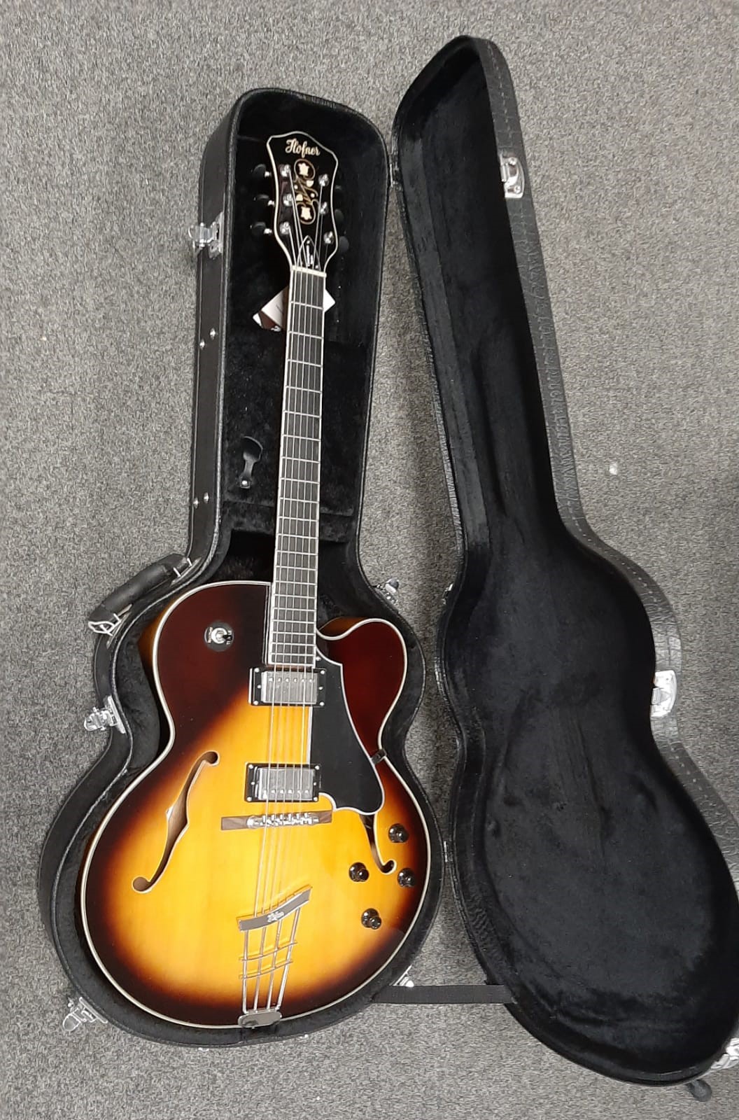 Hofner HCT Bluetone Deluxe with Case HCTJ17E2SB, Sunburst, Slight Marking