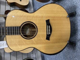 Taylor 516e Custom Electro Acoustic - Used